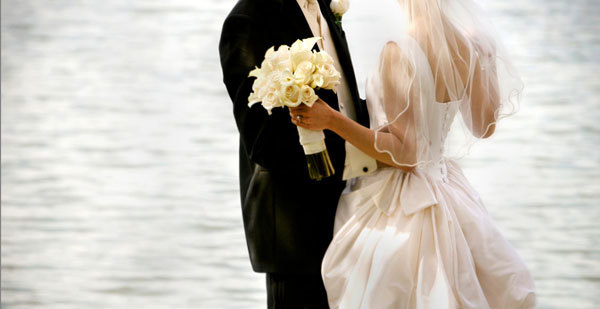 Cô dâu chú rể mặc lễ phục nhã nhặn trong ngày thành hôn