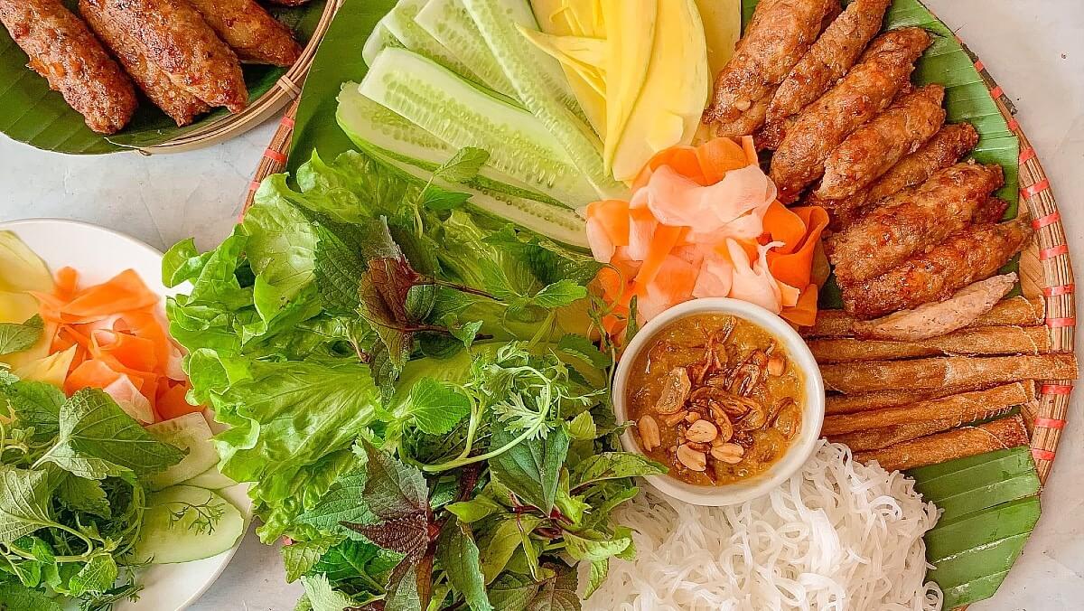 Nem nướng Nha Trang luôn thuộc top đặc sản miền Trung được nhiều bạn trẻ yêu thích