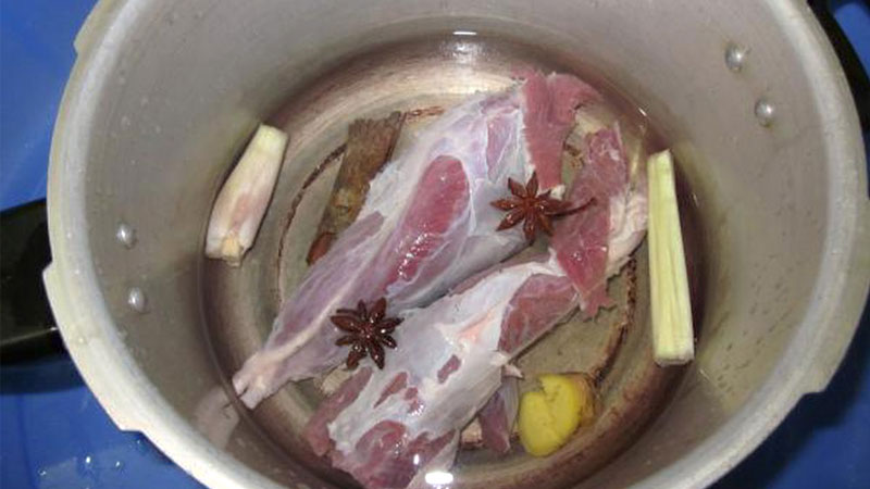 Luộc thịt bò để nấu phở