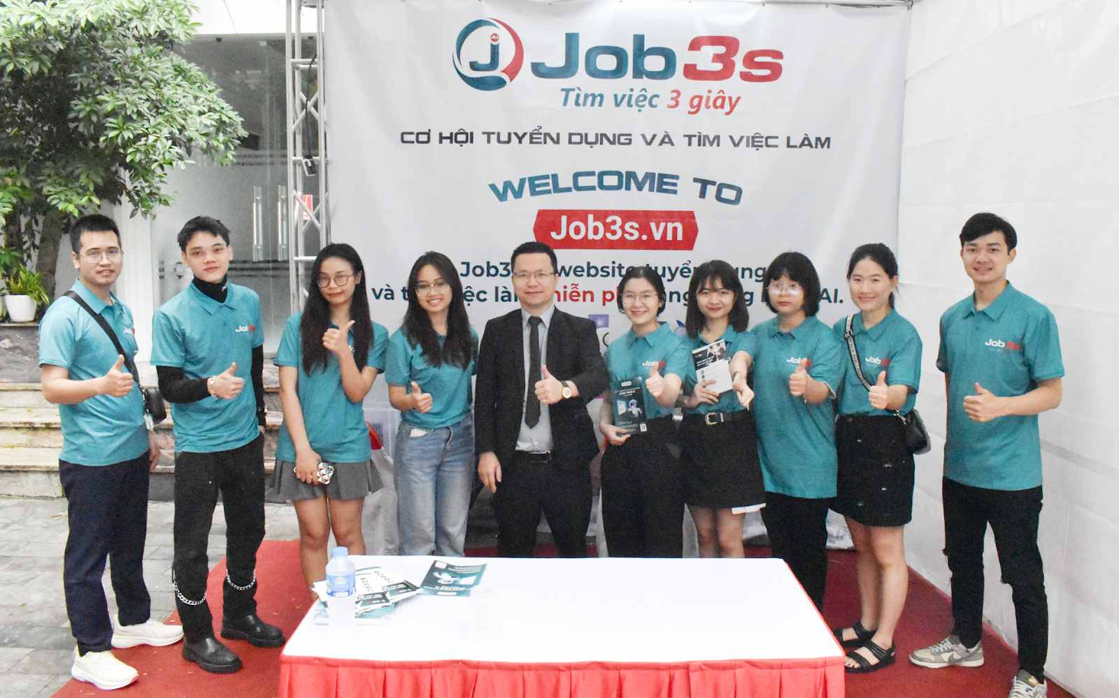 Gian hàng giới thiệu về job3s.vn và hướng dẫn các bạn ứng viên tạo CV xin việc tại sự kiện hội chợ việc làm UEB JOB FAIR 2023