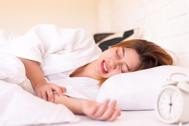 Mơ thấy rụng răng liên quan đến thói quen nghiến răng khi ngủ