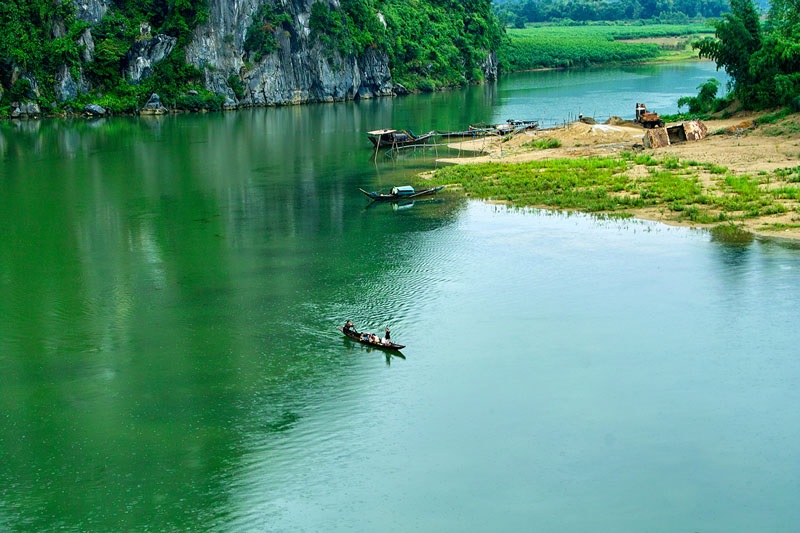 Mơ thấy nước sông ám chỉ cuộc sống thanh nhàn, bình yên như sông chảy