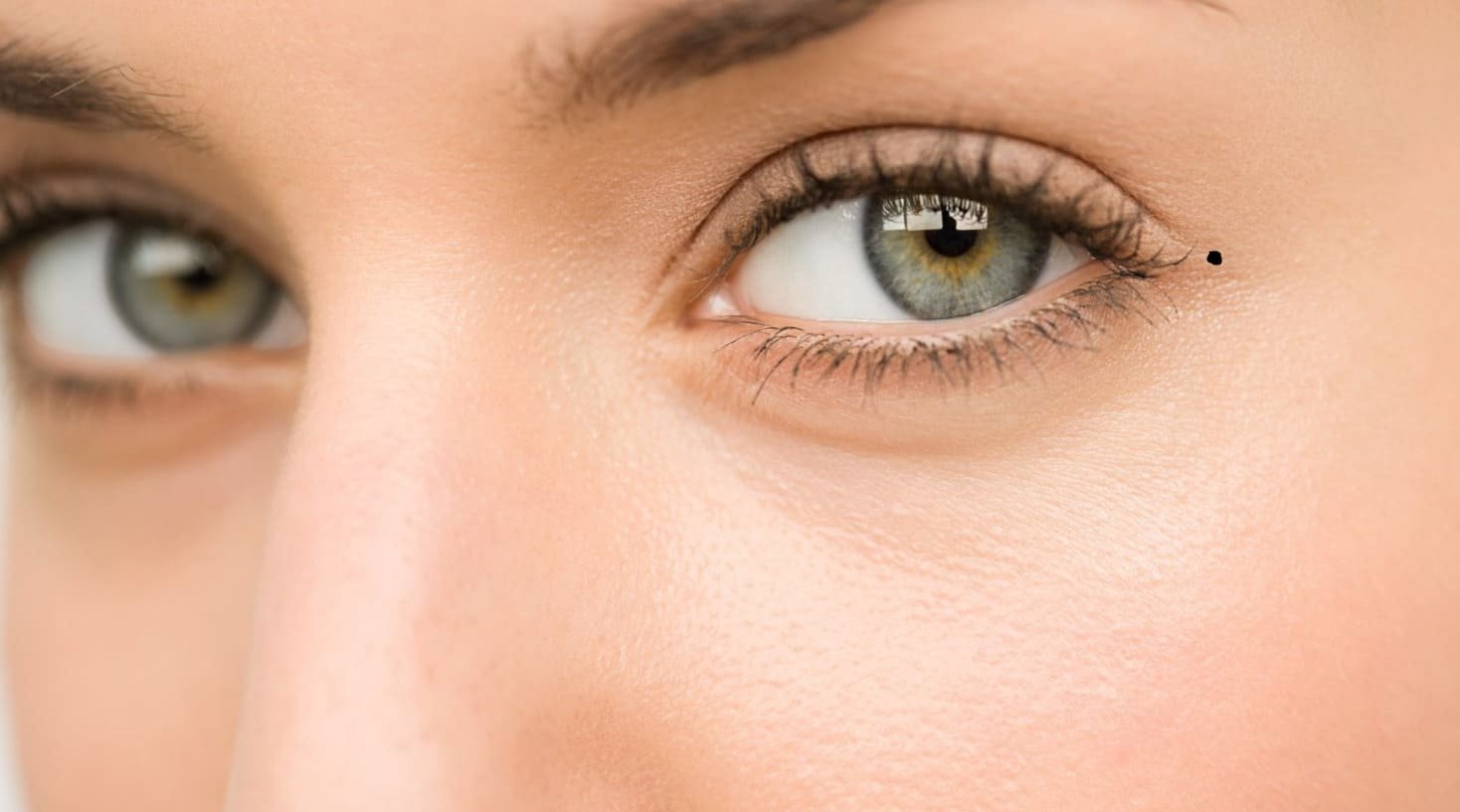 ​ Người sở hữu nốt ruồi ở khóe mắt thường được cấp trên trọng dụng, ưu ái