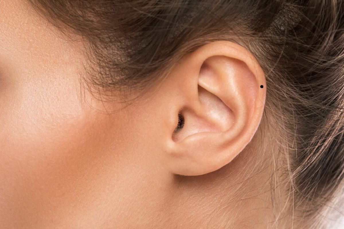 nốt ruồi ở gần tai phụ nữ - Nốt ruồi nằm ở vành tai là người trọng tình cảm