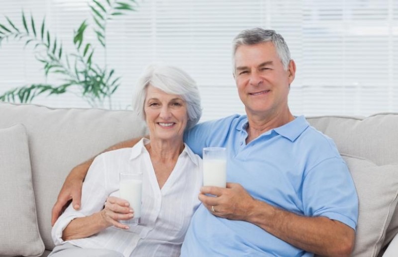 Để chọn được sữa dinh dưỡng cho người già nên căn cứ vào tình hình sức khỏe và các vấn đề bệnh lý