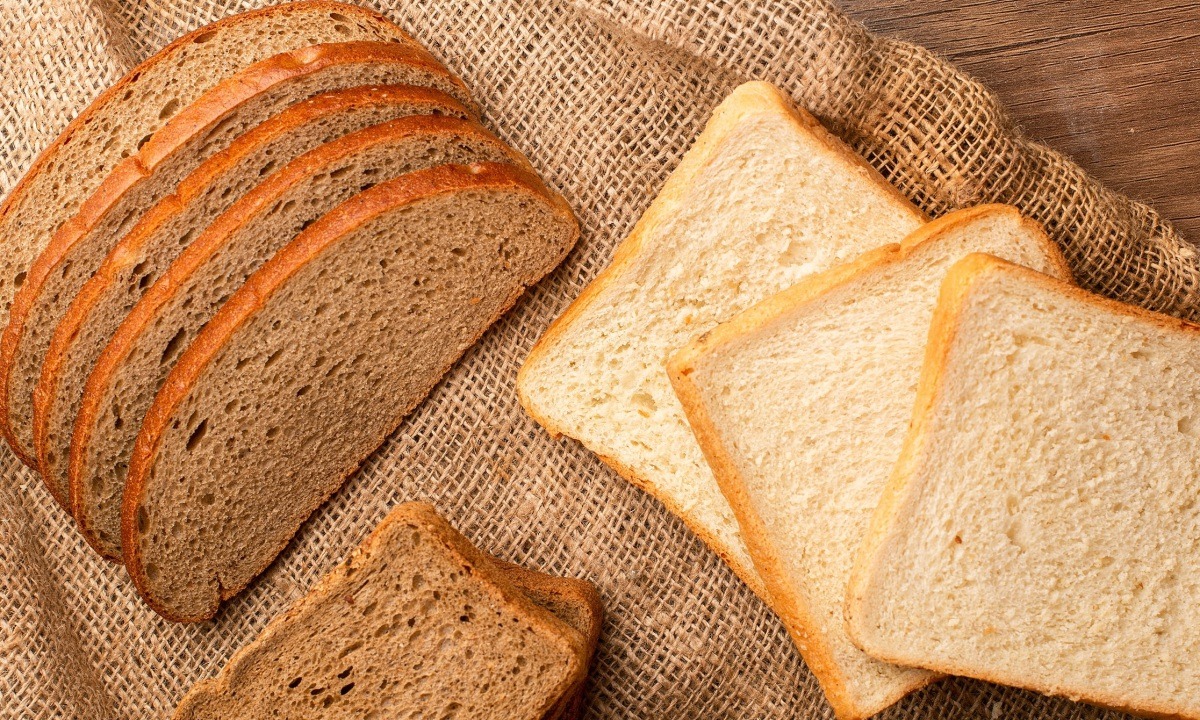 Bạn nên hạn chế ăn bánh mì trắng vào buổi tối để tránh tăng cân