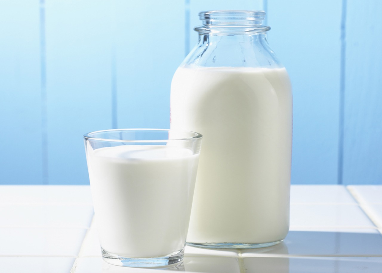 Bạn nên sử dụng sữa tươi tách kem hoặc sữa hạt để thay thế cho sữa tươi nguyên kem