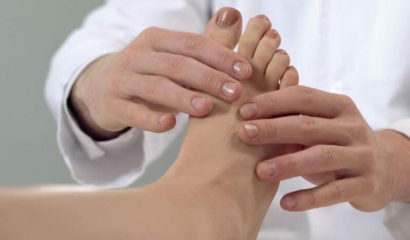 Thăm khám bác sĩ nếu bệnh rung chân không thuyên giảm dù đã luyện tập