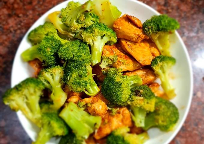 Ức gà xào với bông cải xanh cho nhiều protein, năng lượng và sắt cho cơ thể
