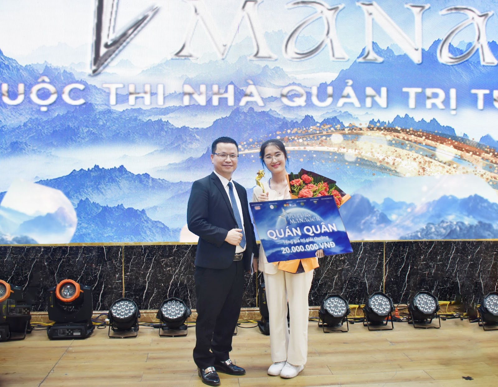 CEO Tony Vũ trao giải thưởng cho quán quân cuộc thi
