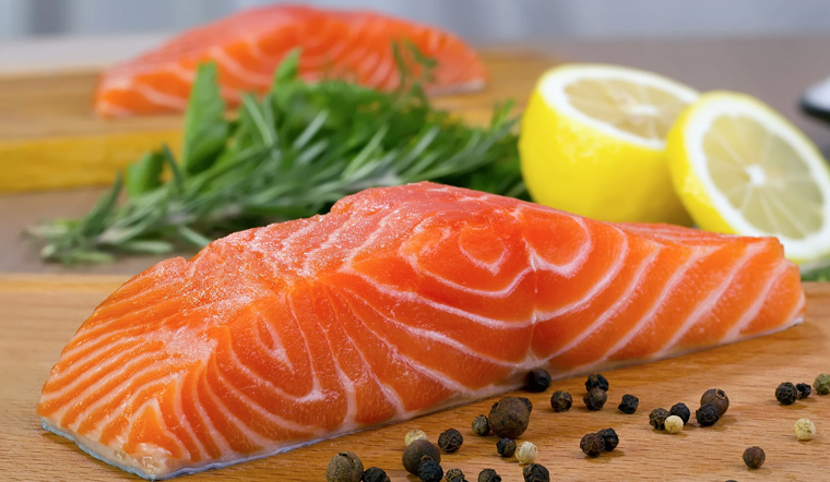 Cá hồi là cái tên đầu tiên cần nhắc đến nếu thắc mắc vitamin D có trong thực phẩm nào