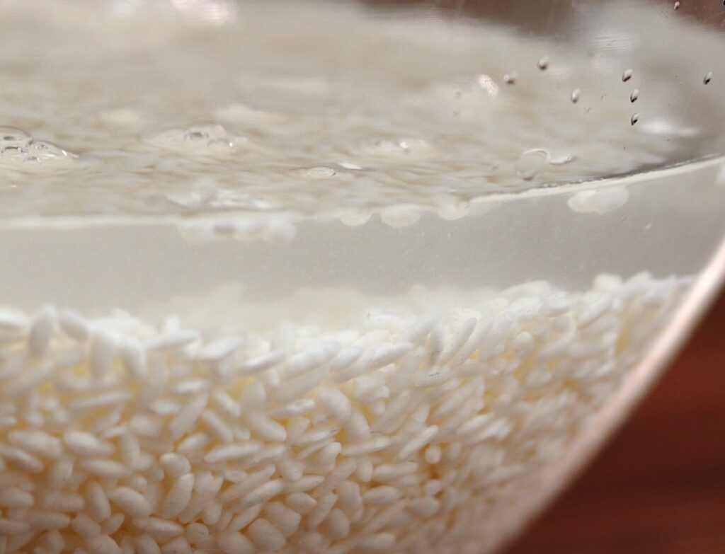 Ngâm gạo nếp vào nước để hạt nở mềm