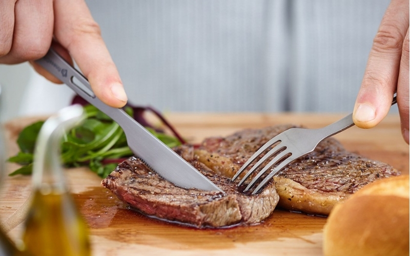 Cách dùng dao nĩa ăn bò bít tết kiểu Pháp chuẩn Phương Tây