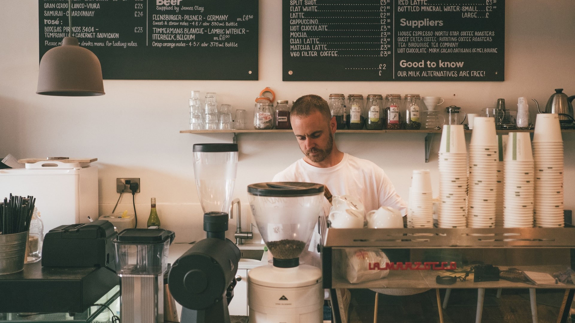 Muốn học cách làm nhân viên phục vụ quán cafe đúng chuẩn, bước đầu tiên cần nắm rõ quy trình phục vụ của quán