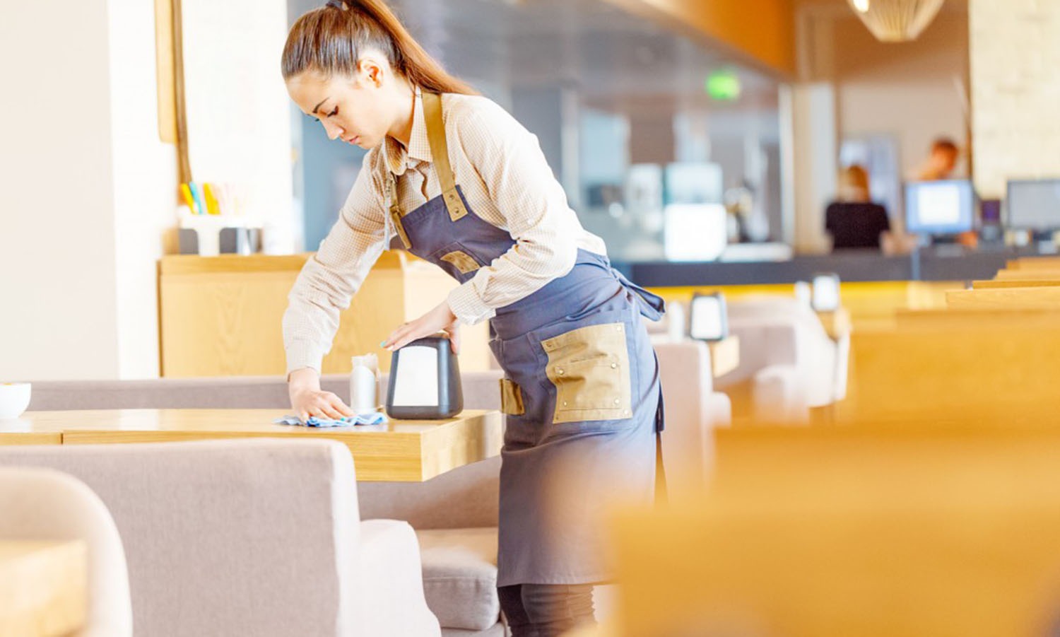 Kiểm kê hàng hóa, dọn dẹp cửa hàng là một trong các bước phải biết khi học cách làm nhân viên phục vụ cafe