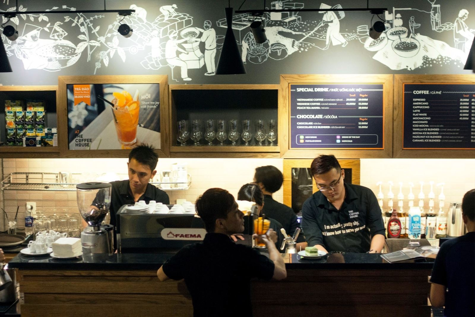 Cách làm nhân viên phục vụ cafe hiệu quả là tận tình trong công việc