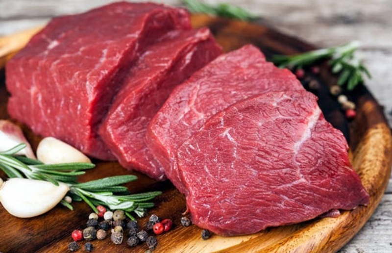 Nên lựa chọn thịt bò ngon với thớ thịt tươi, có thể lẫn chút mỡ, gân