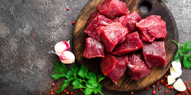 Miếng thịt bò đỏ tươi, thớ thịt đều và không có mùi hôi khó ngửi là miếng thịt bò đảm bảo chất lượng
