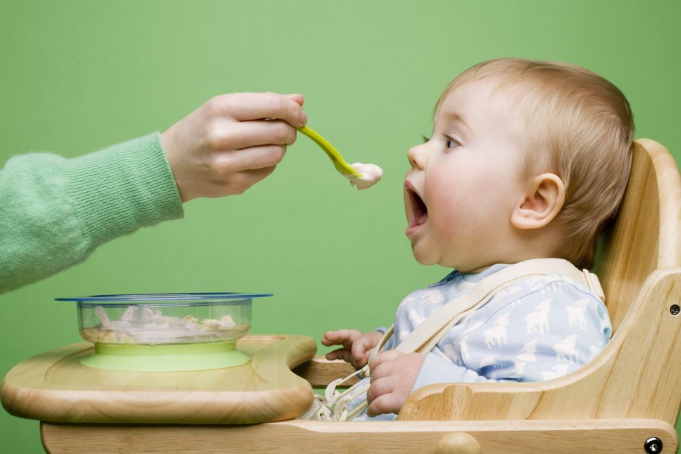 Khi nấu bột ăn dặm cho bé, các mẹ nên chú đến độ đặc của món ăn