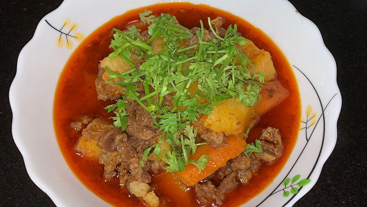 Thành phẩm là một đĩa cà ri bò khoai tây cà rốt nóng hổi vô cùng bắt mắt và ngon lành
