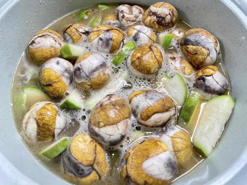 Canh bầu nấu trứng vịt lộn với nước dừa cũng rất được ưa chuộng hiện nay