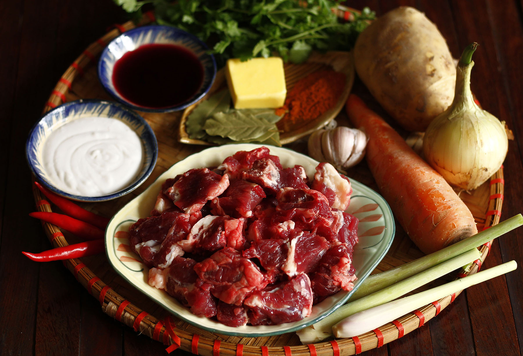 Chuẩn bị nguyên liệu cho món cà ri bò khoai tây cà rốt