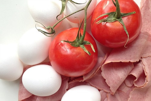 Trứng gà và cà chua là những loại thực phẩm có giá trị dinh dưỡng cao 