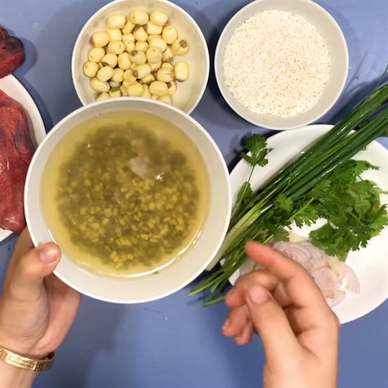 Cách nấu cháo đậu xanh hạt sen ngon 