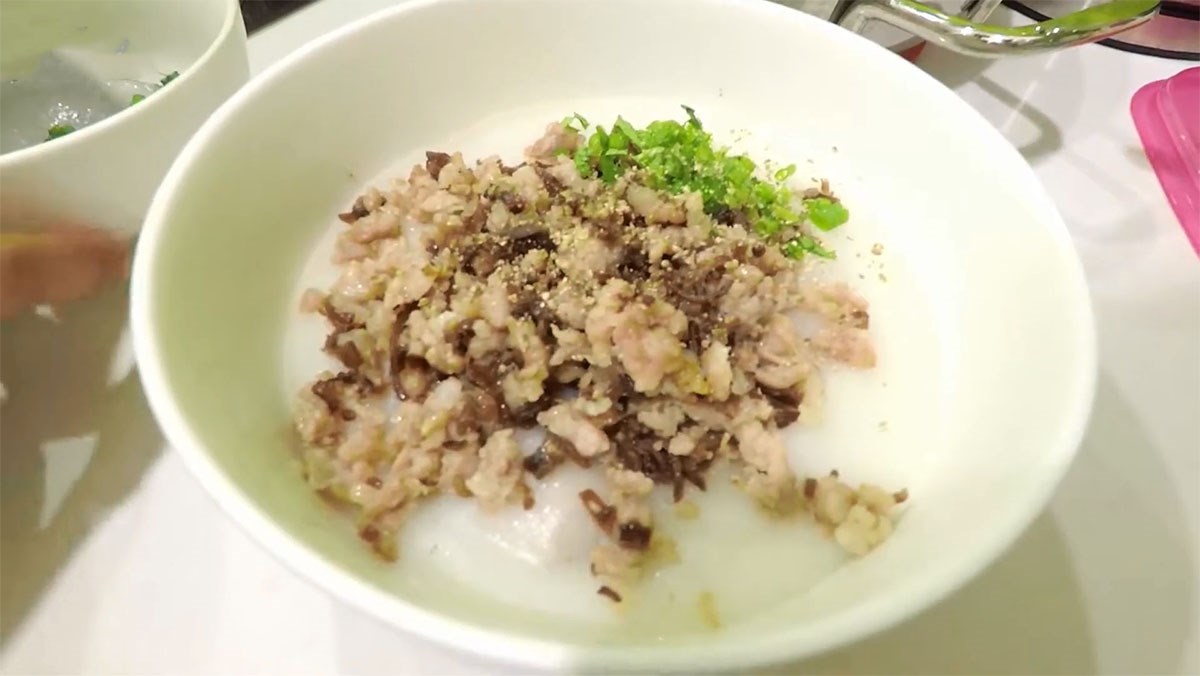 Cách nấu cháo gạo xay với sườn và thịt heo băm rất hấp dẫn, là món ăn yêu thích của nhiều người