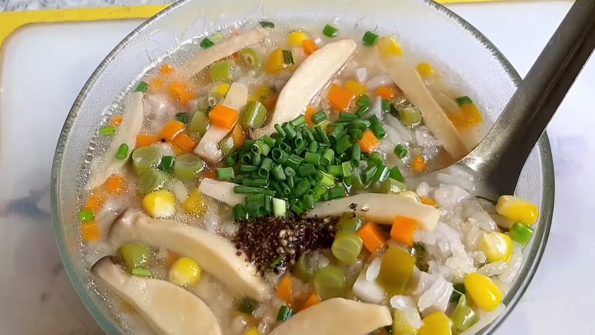 Cháo Quảng rau củ là một món ăn vô cùng thanh mát và bổ dưỡng