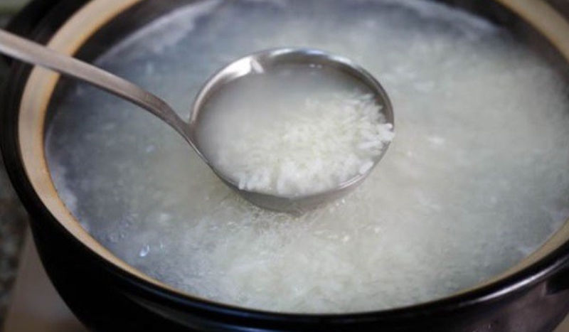 Nấu cháo trắng cho đến khi hạt gạo nở đều và thơm 