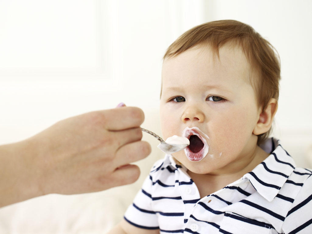 Ba mẹ có thể tập cho trẻ ăn phô mai bằng cách thêm vào khẩu phần ăn hàng ngày