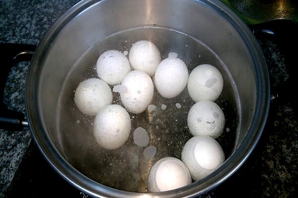 Cần chọn trứng muối có vỏ màu trắng, cầm nặng tay và khi lắc không nghe thấy tiếng