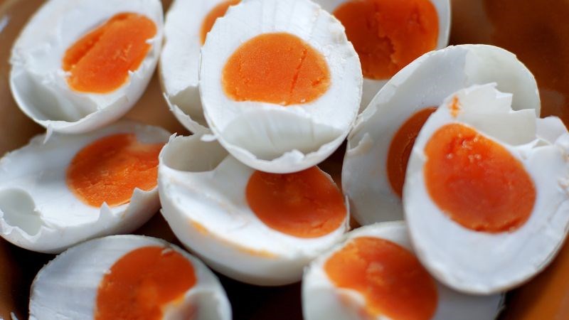Cách nấu cháo thịt nạc trứng muối thêm ngọt bùi là băm nhỏ trứng muối