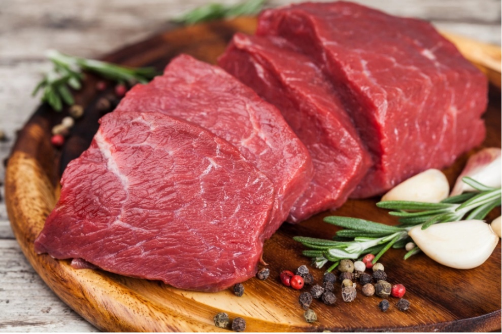 Thịt bò cần có màu đỏ tươi, chắc chắn và có phần sớ thịt rõ ràng