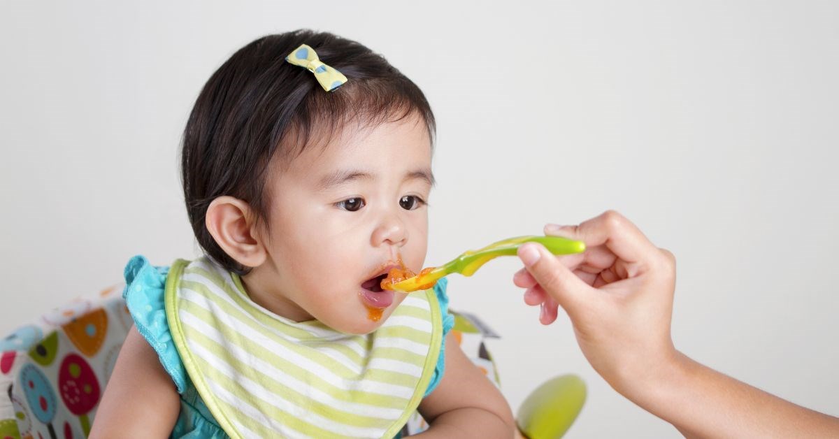 Mẹ chú ý cho bé ăn từ từ để làm quen và kích thích vị giác dễ dàng hơn