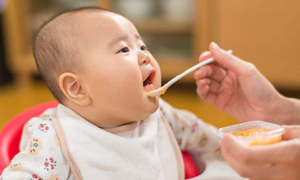 Bé từ 6 tháng tuổi trở lên là bố mẹ có thể cho ăn cháo yến mạch chuối 
