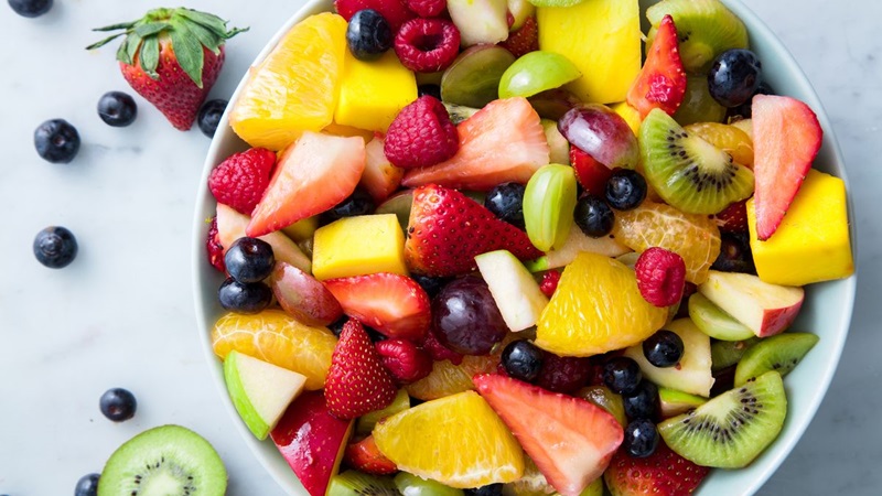 Bạn có thể kết hợp các loại trái cây khác khi ăn chè chuối