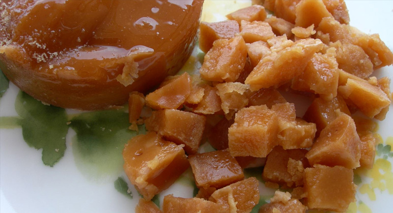 Nguyên liệu đường thốt nốt có màu nâu đặc trưng và vị ngọt dễ chịu