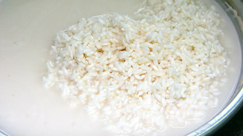 Gạo nếp cần được ngâm nở trước khi đồ xôi để nấu chè
