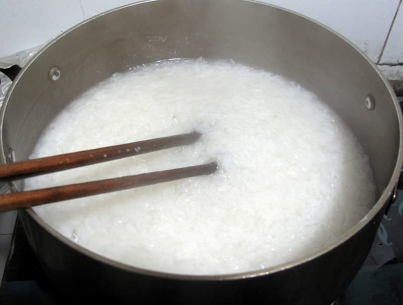 Nấu gạo nếp cùng nước dão dừa giúp tăng thêm mùi vị của món chè