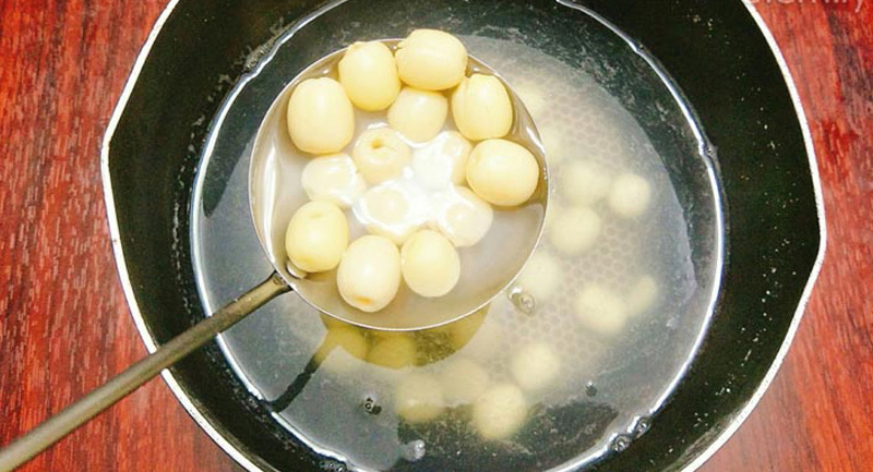 Bạn nên nấu riêng hạt sen để đảm bảo hạt sen chín mềm trước khi cho vào nồi chè