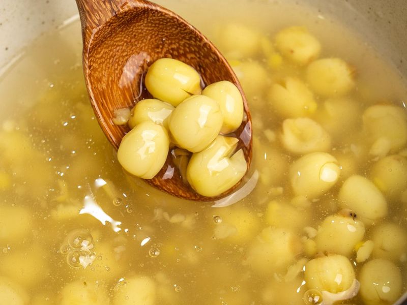 Luộc hạt sen chín vừa tới sẽ giúp hạt sen giữ được độ ngọt tự nhiên. 