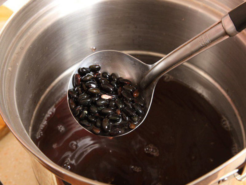 Chè nhãn đậu đen có vị thanh ngọt, dễ uống của nước đậu đen