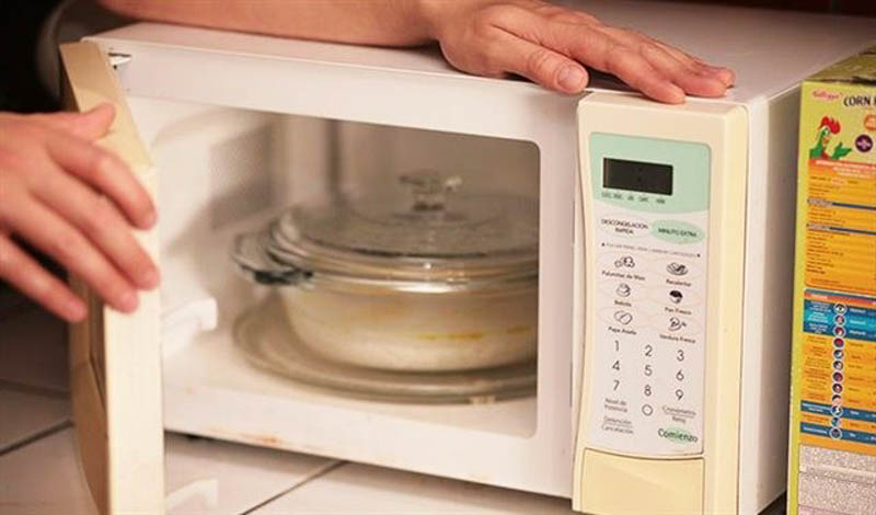 Cách nấu cơm nát cho bé sử dụng lò vi sóng tiết kiệm thời gian nấu ăn của mẹ