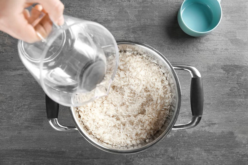cách nấu nước gạo rang cho bé bị tiêu chảy