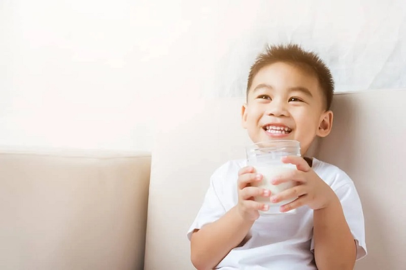 Ba mẹ cần lưu ý gì khi cho con yêu uống sữa ngô an toàn và hiệu quả