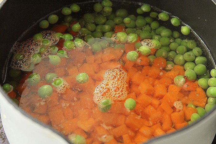 Hầm cà rốt với đậu để làm nước dùng rau củ