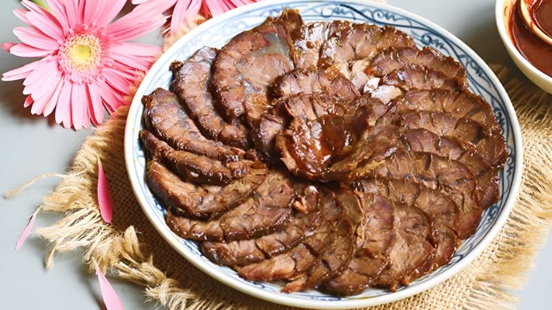 Thịt bò kho tàu theo công thức của người Nghệ An - miền Trung nấu trong nồi đất sẽ thơm ngon hơn rất nhiều