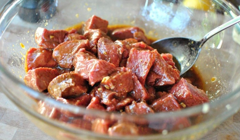 Ướp thịt bò trong 15 – 30 phút để gia vị thấm đều vào từng thớ thịt